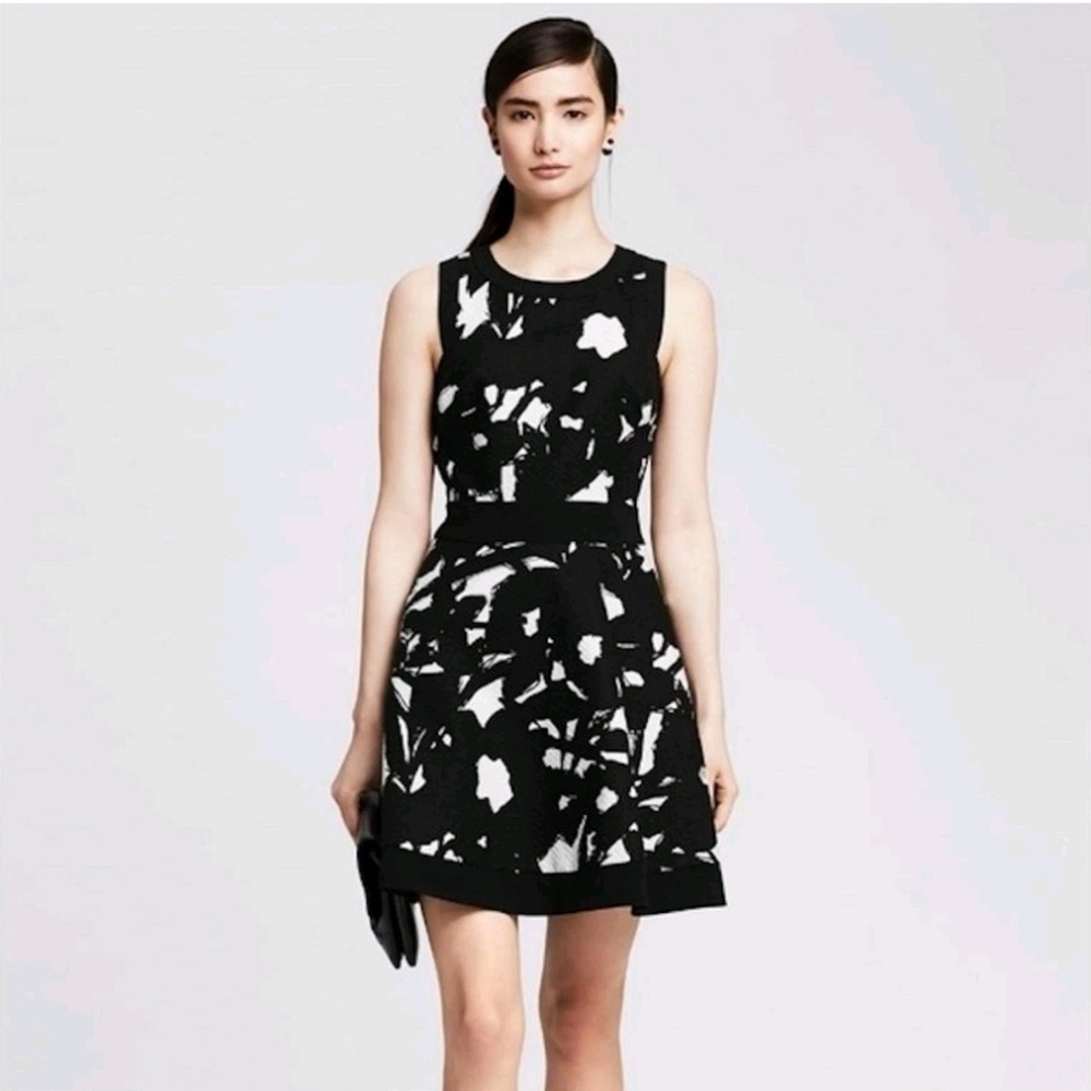 Banana Republic Dress Textured Black & White Fit & Flare Dress Sleveless Zip 0